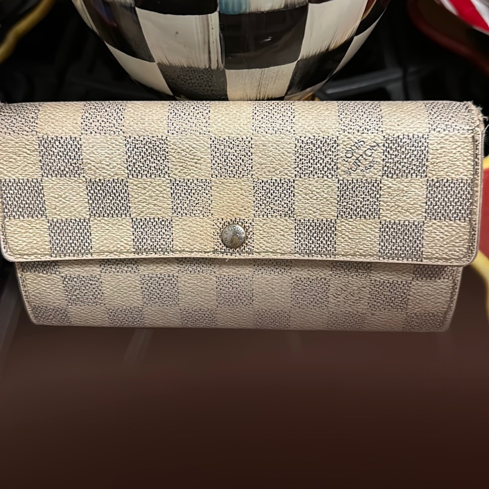 Original Louis Vuitton wallet preowned in very good condition